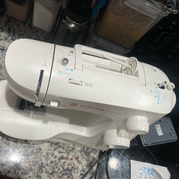 Sewing machine - Picture 2 of 2